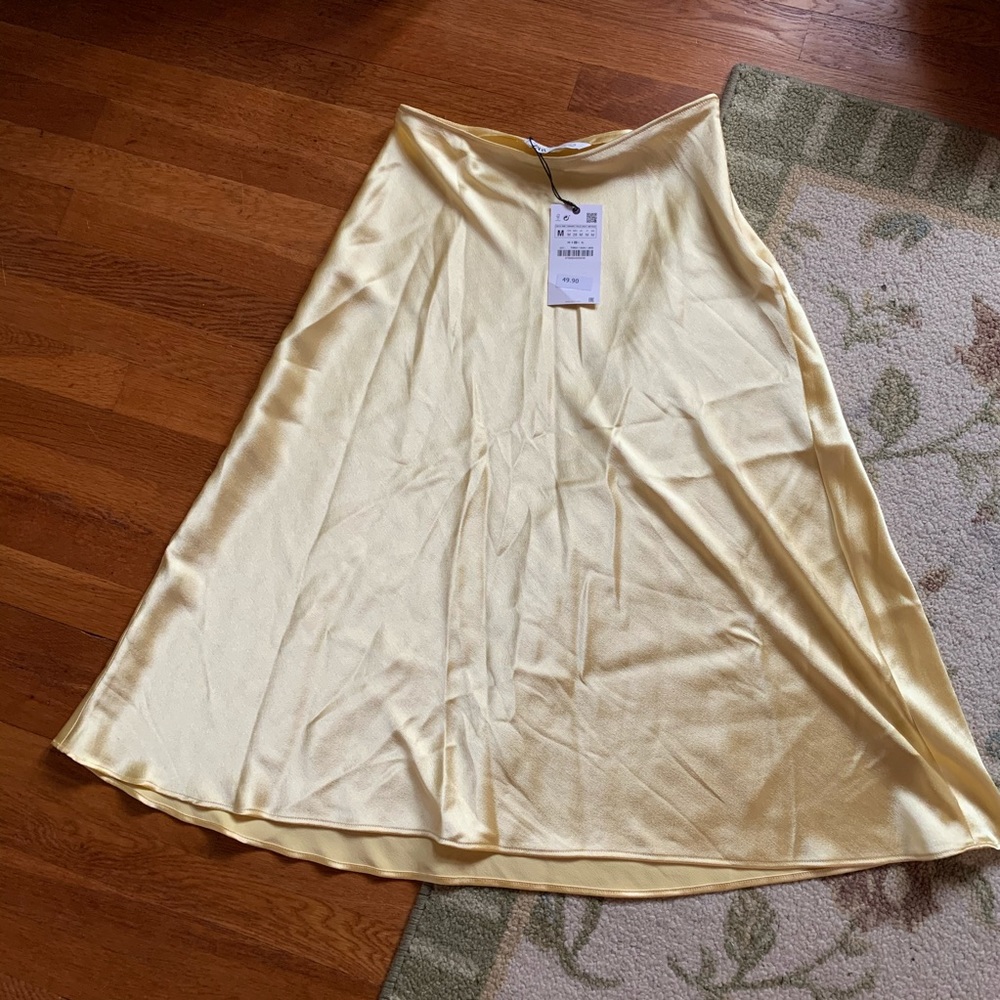Butter yellow Zara midi skirt. New with tags (M).